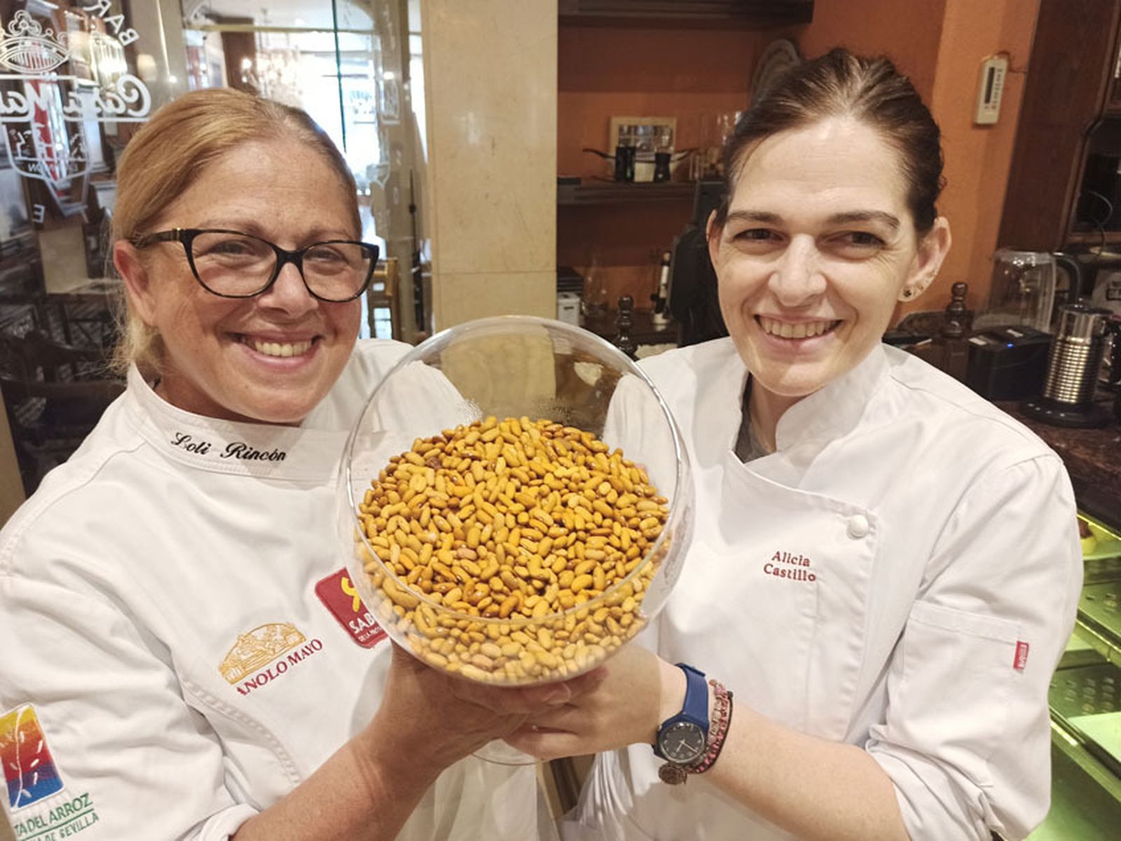 Loli Rincón y Alicia Castillo del restaurante Manolo Mayo muestran las habichuelas colorás