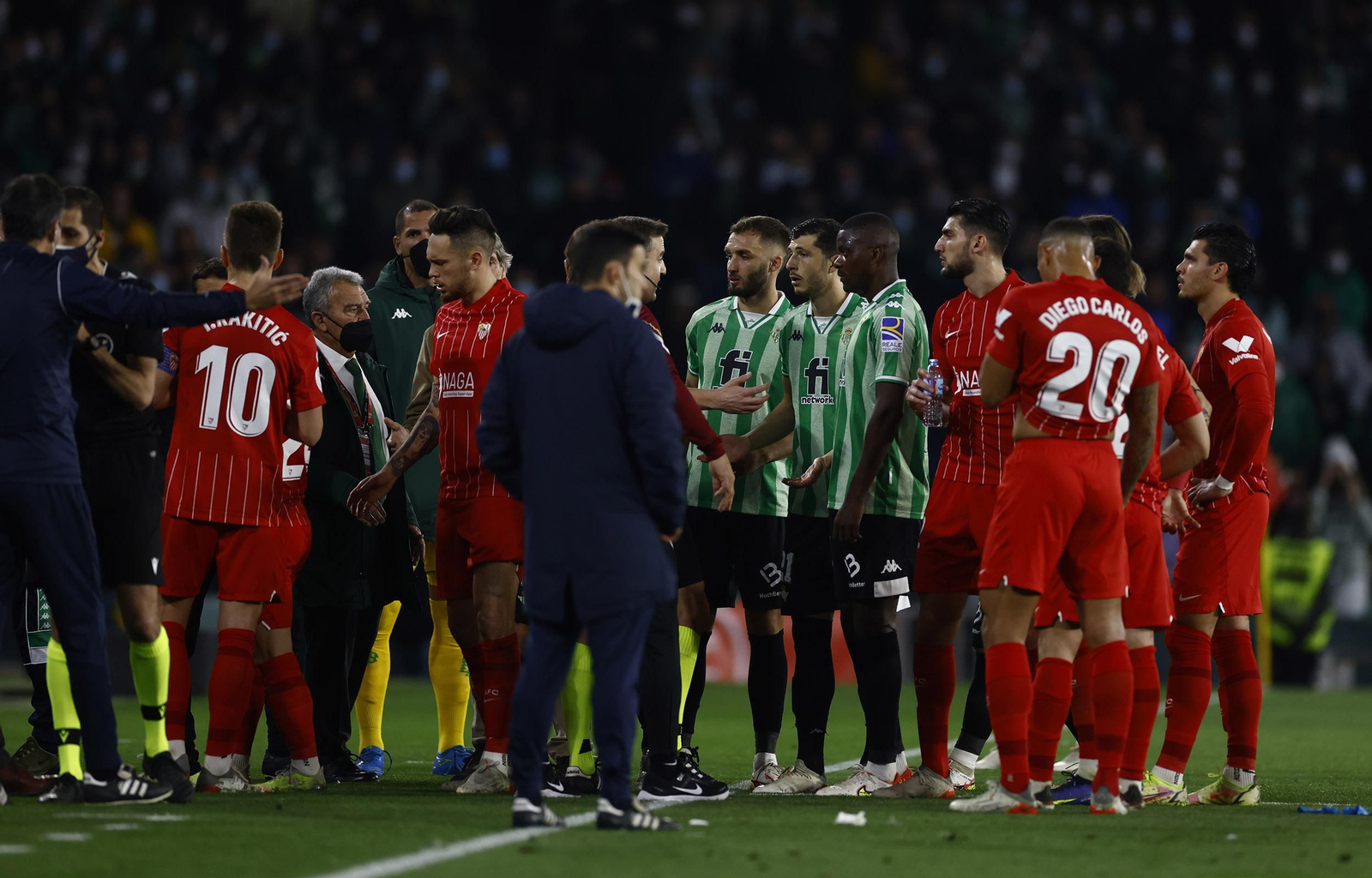 El último Betis-Sevilla, de Copa, parado antes de que se reanudara el día siguiente.