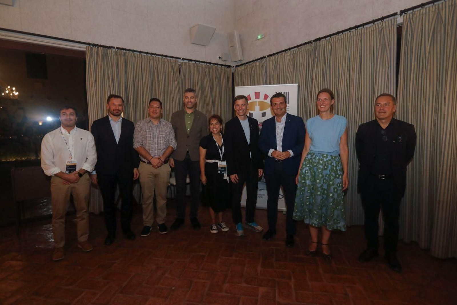 Bellido posa junto a los representantes del resto de ciudades elegidas. Bellido posa junto a los representantes del resto de ciudades elegidas.