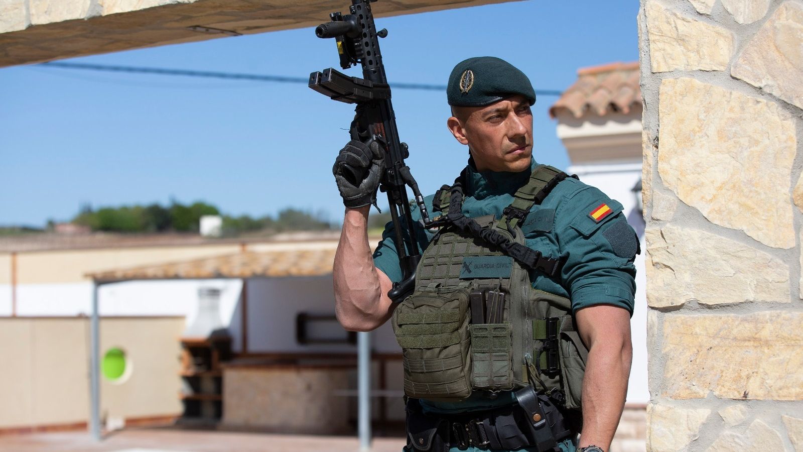 Un agente del Grupo de Acción Rápida (GAR) monta guardia en el chalé.