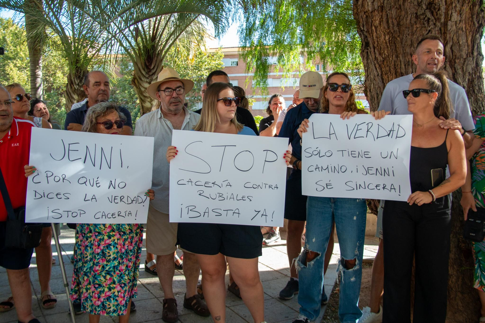 Multitud de personas se concentra en Motril  en apoyo a Rubiales y su familia