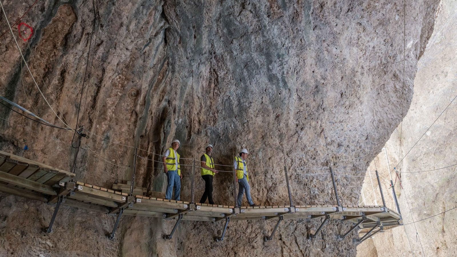 Equipo técnico inspeccionando el recorrido.
