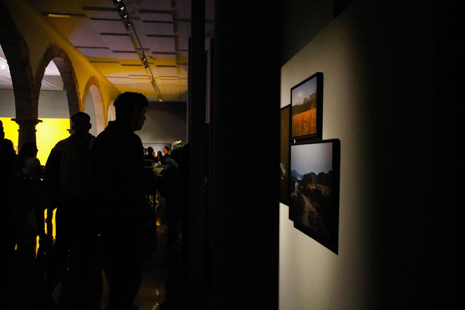 Te contamos en imágenes como ha sido el inicio de la exposición Brujas de Judith Prat