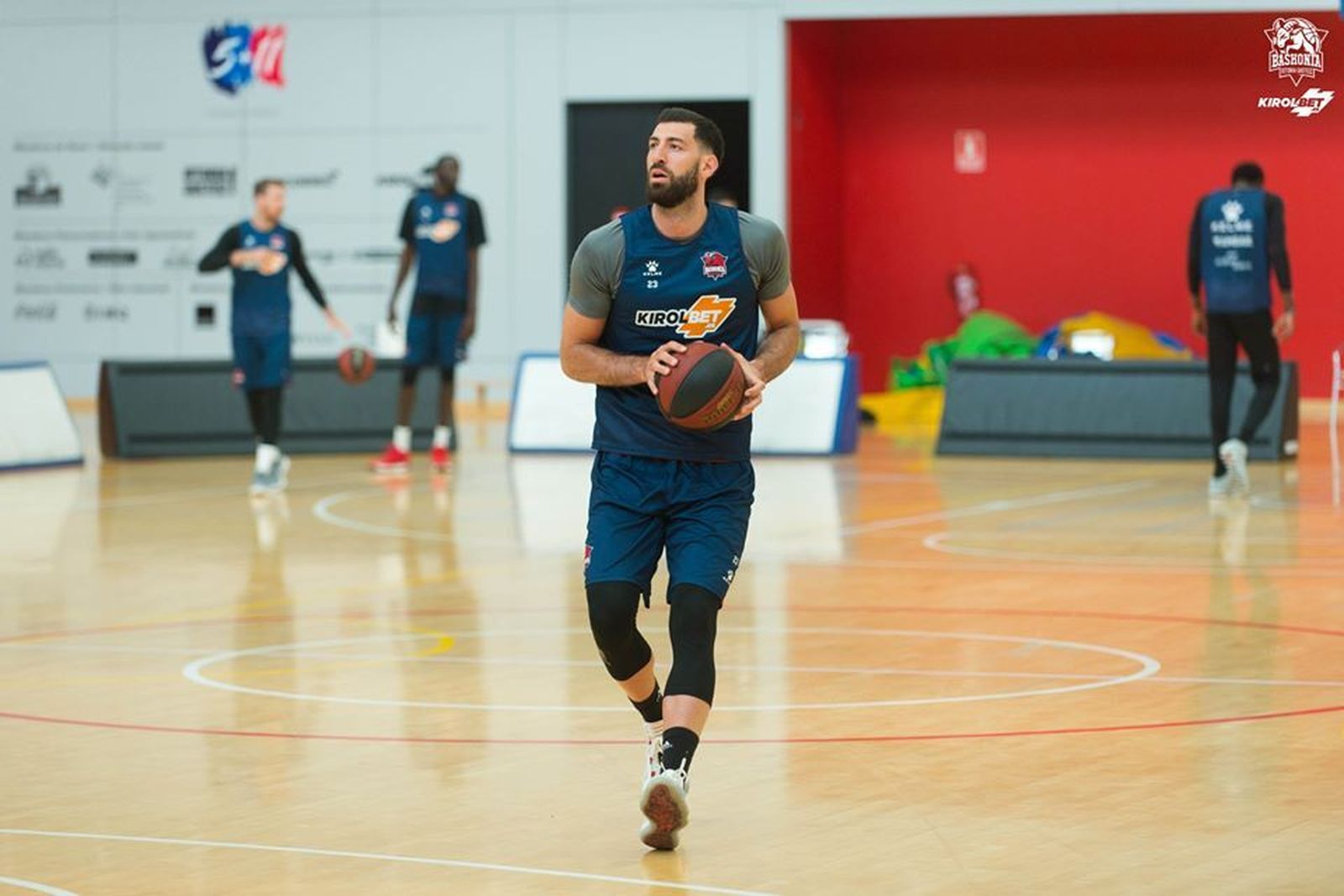 Shengelia, en un entrenamiento con el Baskonia.