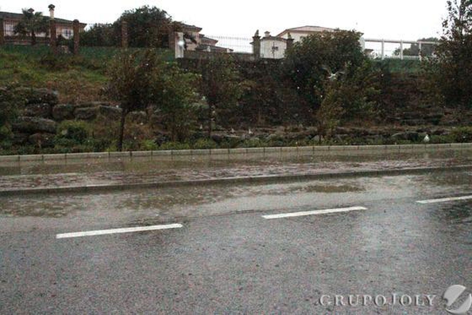 Los bomberos realizan más de treinta intervenciones por achique de agua en apenas cinco horas, sobre todo en La Línea y Algeciras./Fotos:Fran Montes/Paco Guerrero

Foto: Fran Montes/Paco Guerrero