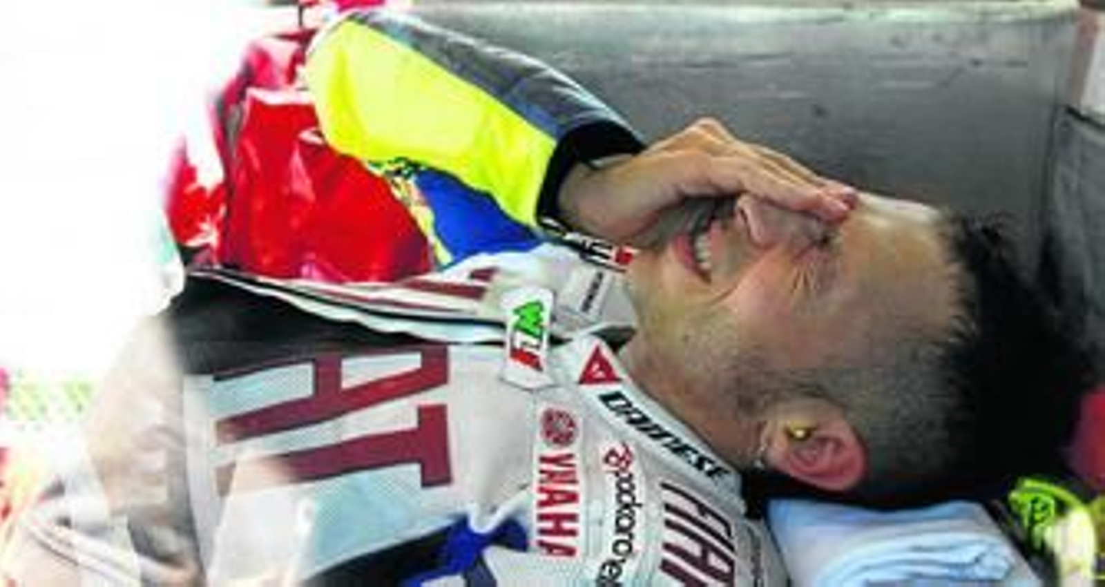 Valentino Rossi se duele de la caída en la camilla antes de ser retirado de la pista.