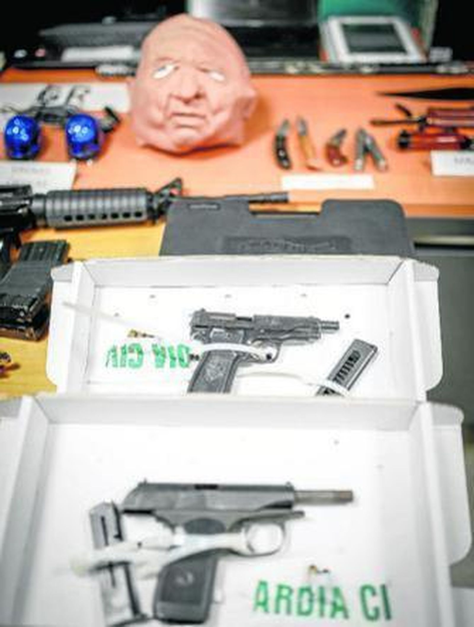 En la foto, la careta de anciano que usaron para secuestrar y torturar al empresario de Navalmoral de la Mata.