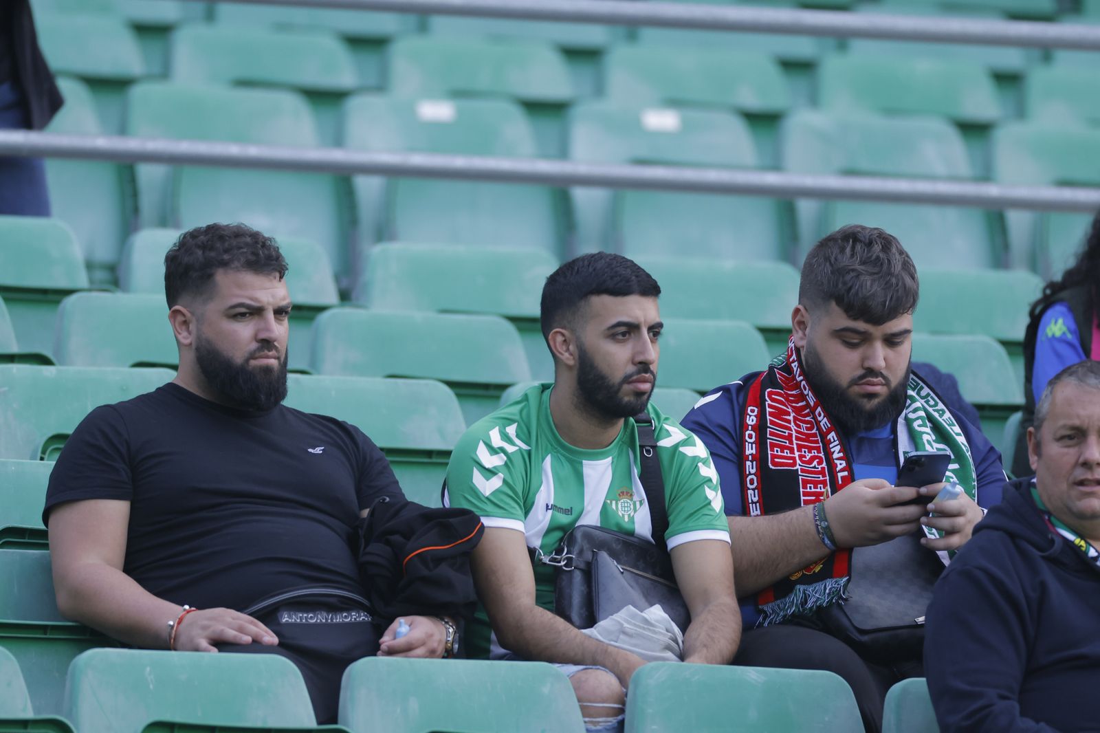 Búscate en las fotos del Betis-Manchester