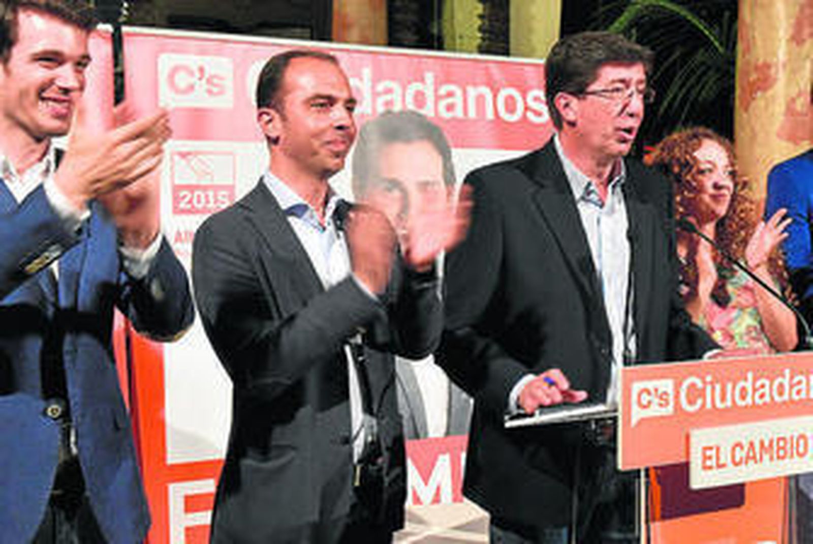 Juan Marín se dirige a sus seguidores, anoche en Sevilla.