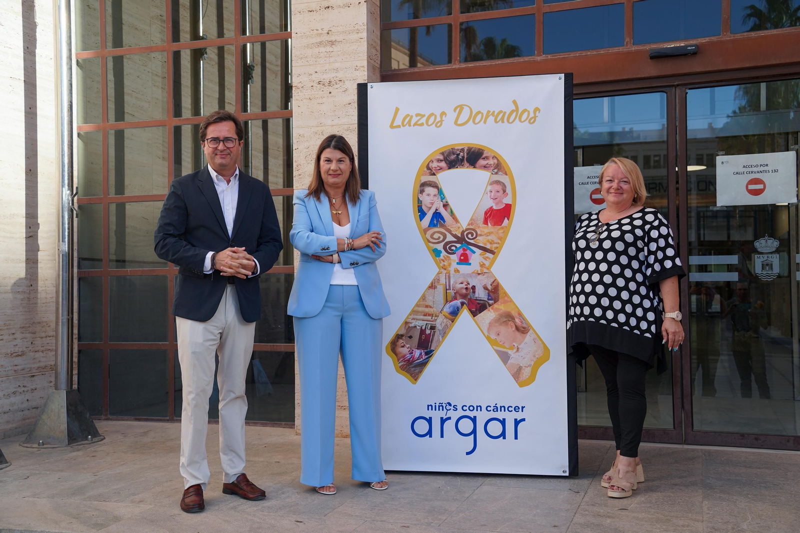 Un lazo dorado adorna la Casa Consistorial de El Ejido para concienciar sobre el cáncer infantil y la educación.