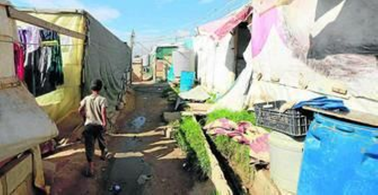 Un niño sirio juega en el campo de refugiados del Valle de Zahle Bekaa.