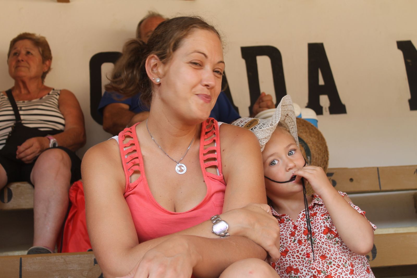 Fotogalería ambiente cuarto festejo tuarino. Feria Almería 2019