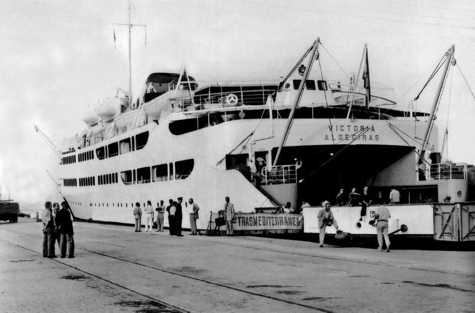 El transbordador Victoria atracado en el muelle de la Galera. Año 1955.