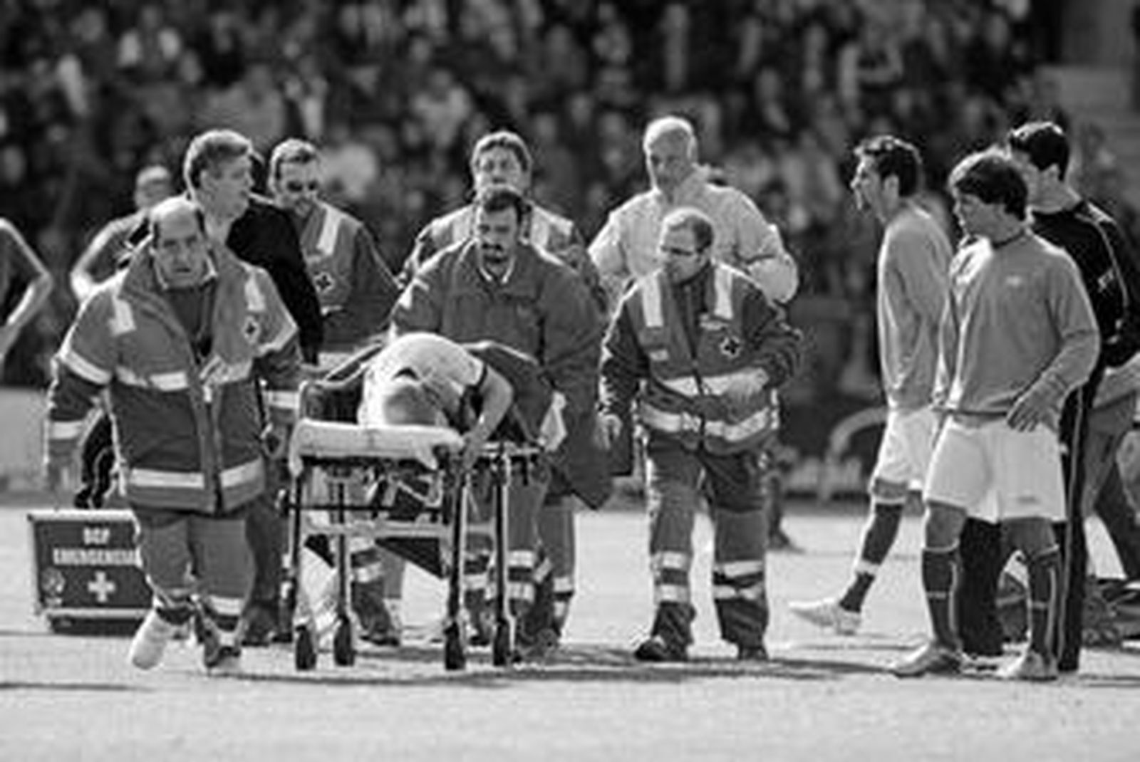 Perico, Marcos Márquez y Héctor Yuste socorren a Miguel García, tendido en el césped.