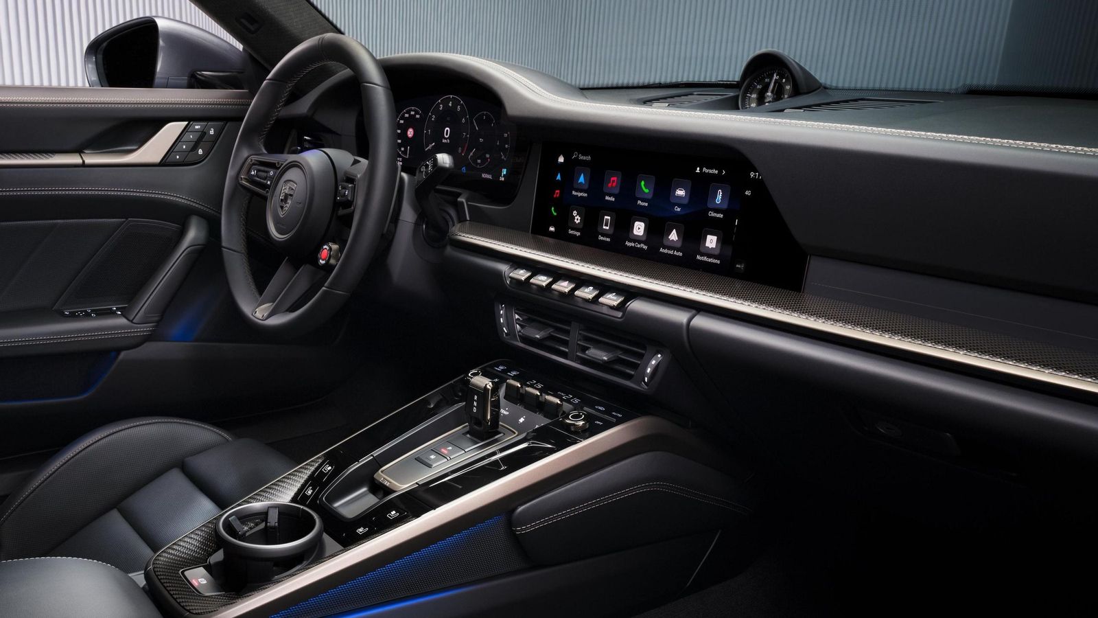 Los detalles en Turbonita se pueden encontrar en los paneles de las puertas, el volante, el salpicadero, los bordes de la consola central, las costuras, el cronómetro o la instrumentación.