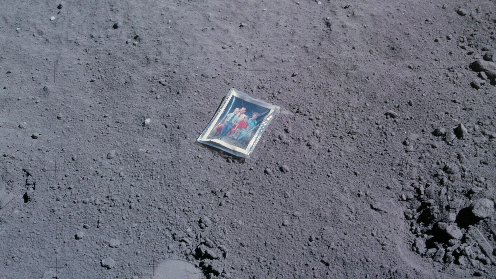 Fotografía dejada en la Luna por el astronauta Charles Duke en 1972.