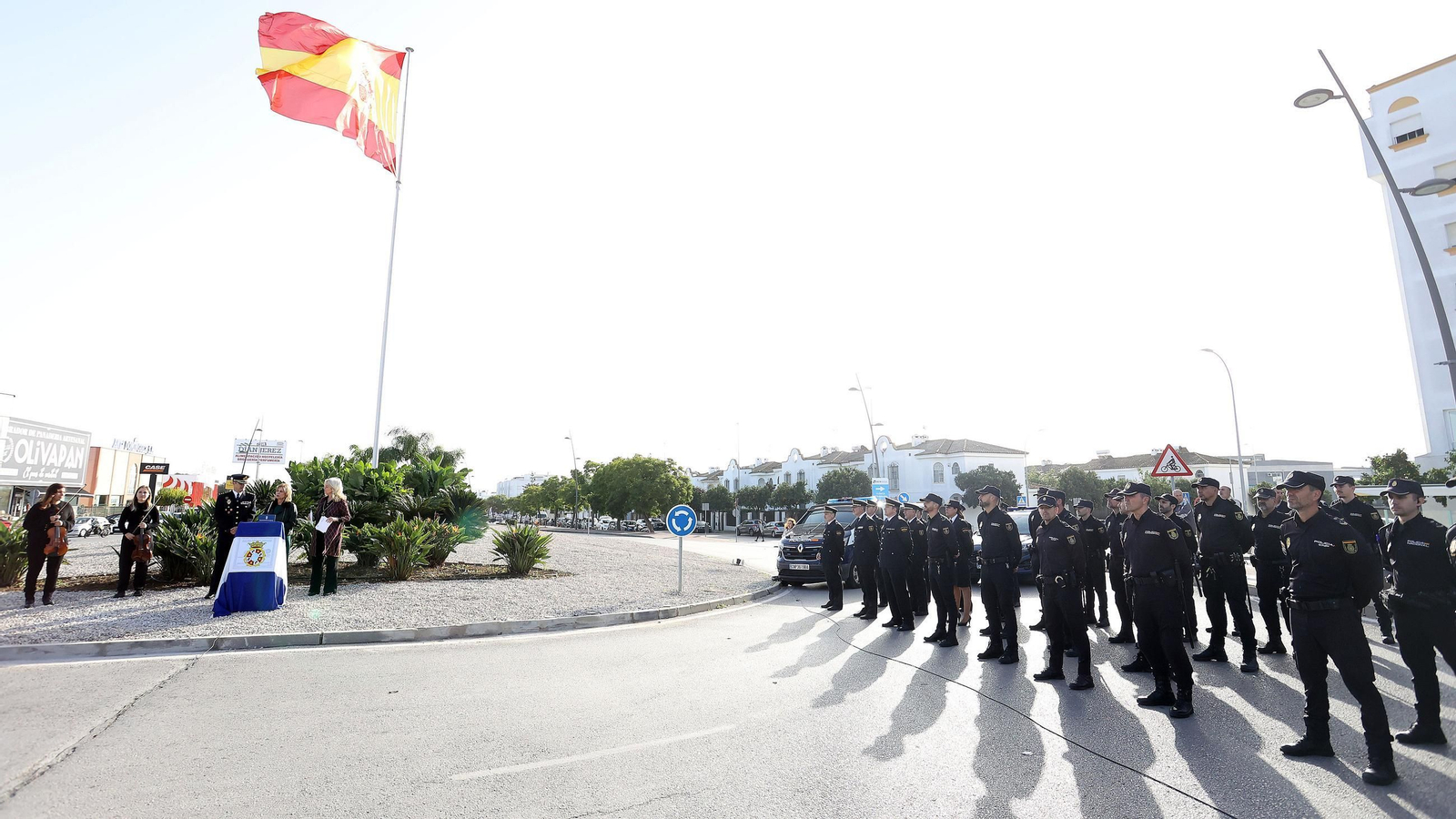 Imágenes de la inauguración de la rotonda de la Policía Nacional en Jerez