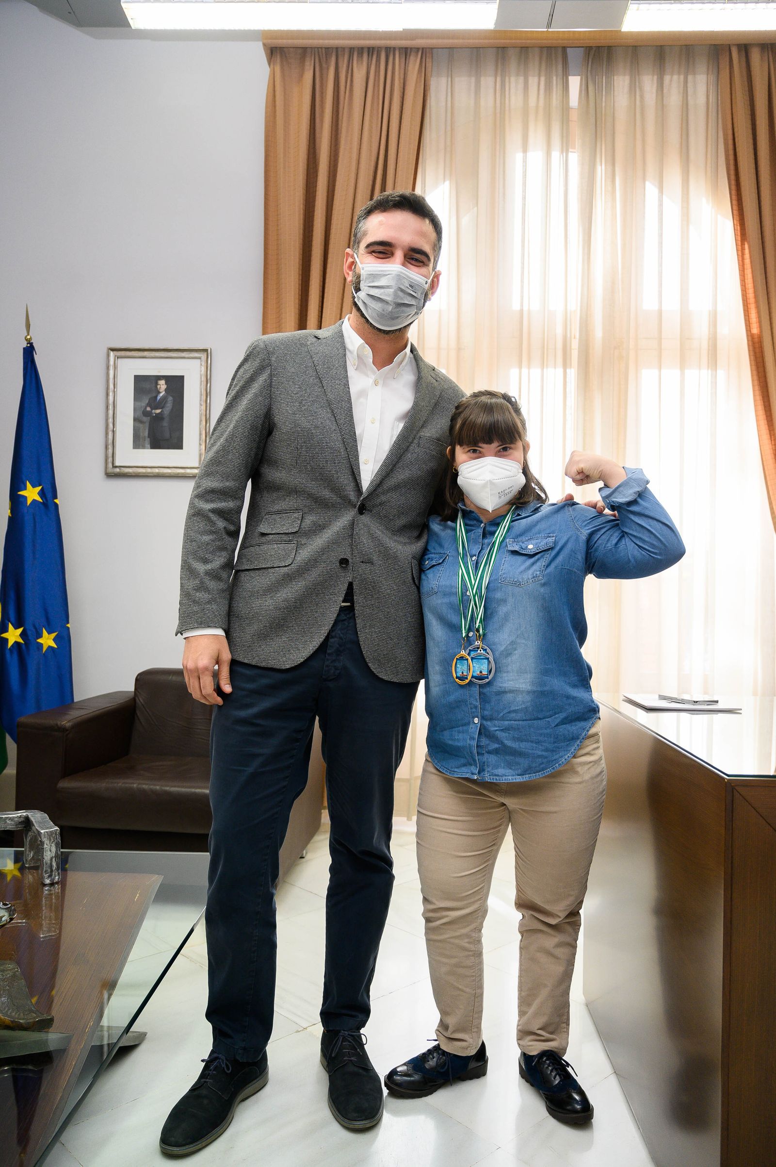 El alcalde, Ramón Fernández-Pacheco, con la nadadora Victoria Martins