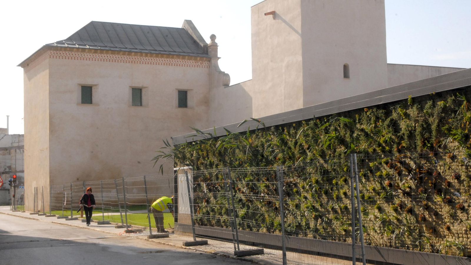 Plantación del jardín vertical del Castillo de San Romualdo, en 2016