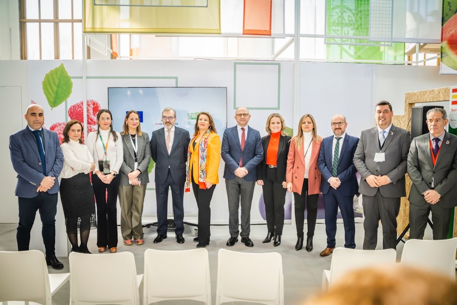 Foto de familia de toda la comitiva andaluza, con la consejera y el embajador en el stand de la Junta.