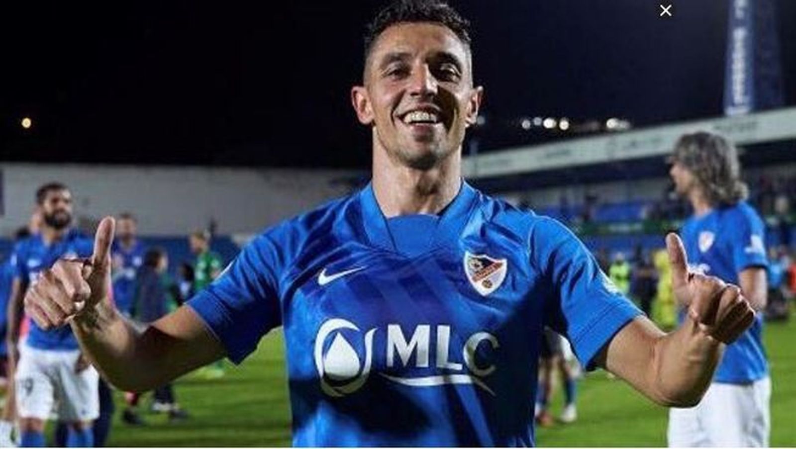 Copete festeja un gol con el Linares