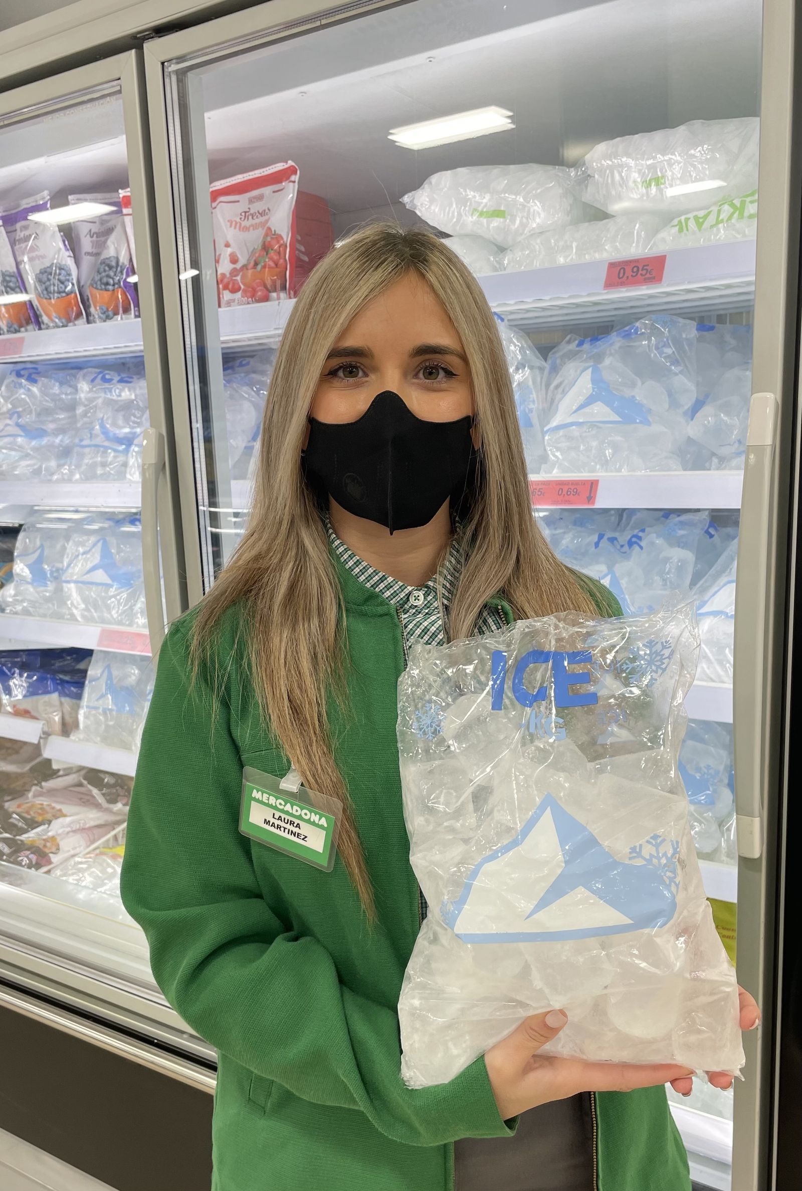 Laura Martínez, especialista de Mercadona, con los cubitos de hielo