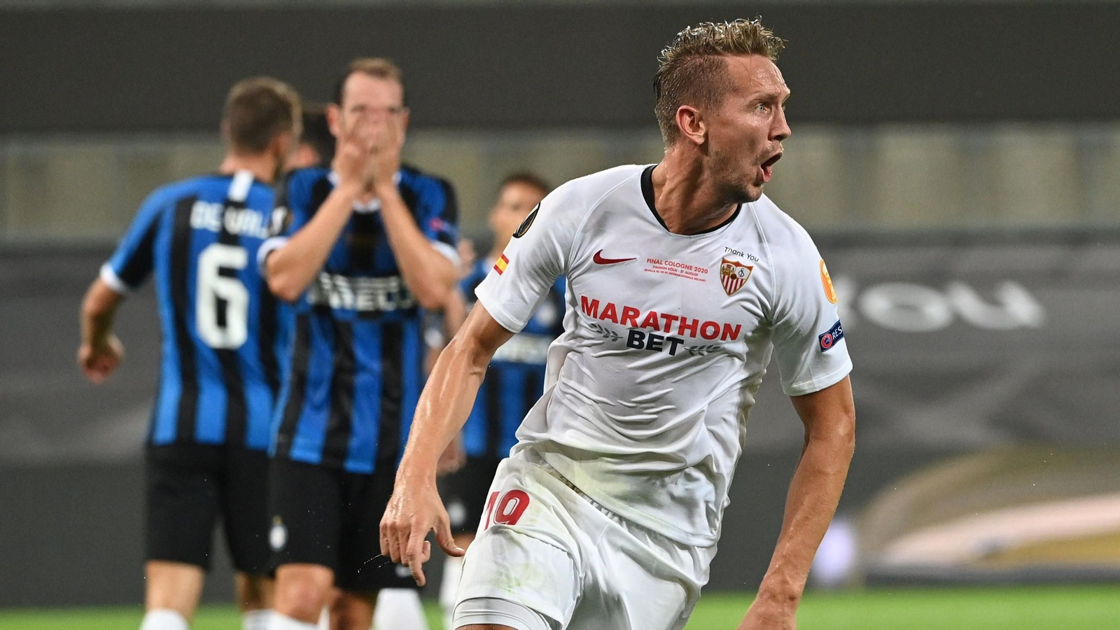 Luuk de Jong celebra uno de sus dos goles en la final de la Europa League de 2020