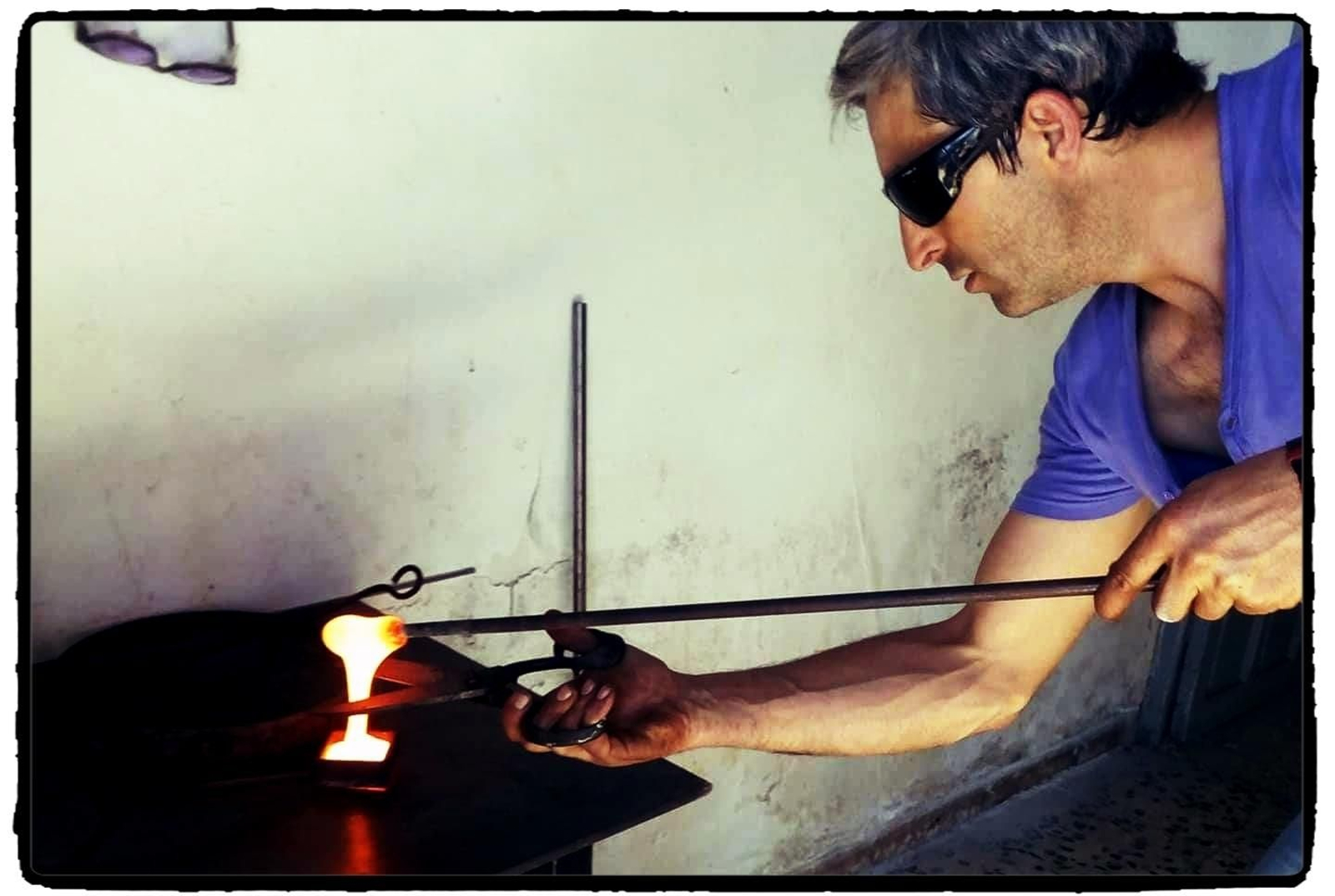 El maestro vidriero César Valenzuela aprendió el oficio gracias a los talleres del Centro Saramago y de la Junta.