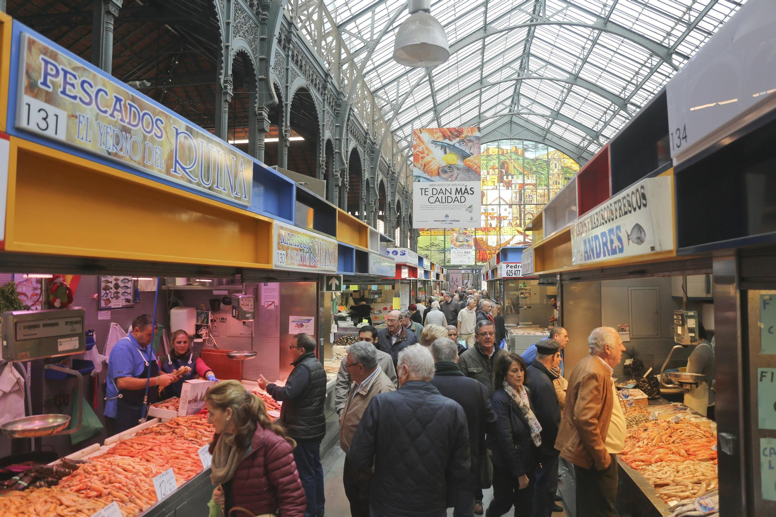 Interior del mercado de Atarazanas. Interior del mercado de Atarazanas.