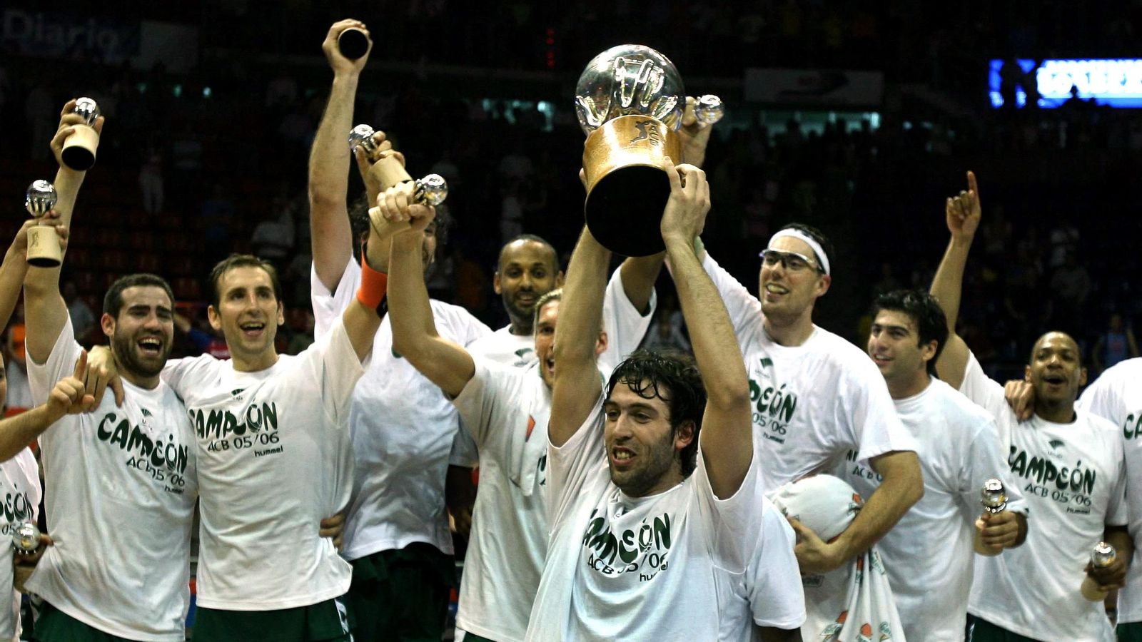 El Unicaja celebra el título de ACB en Vitoria.