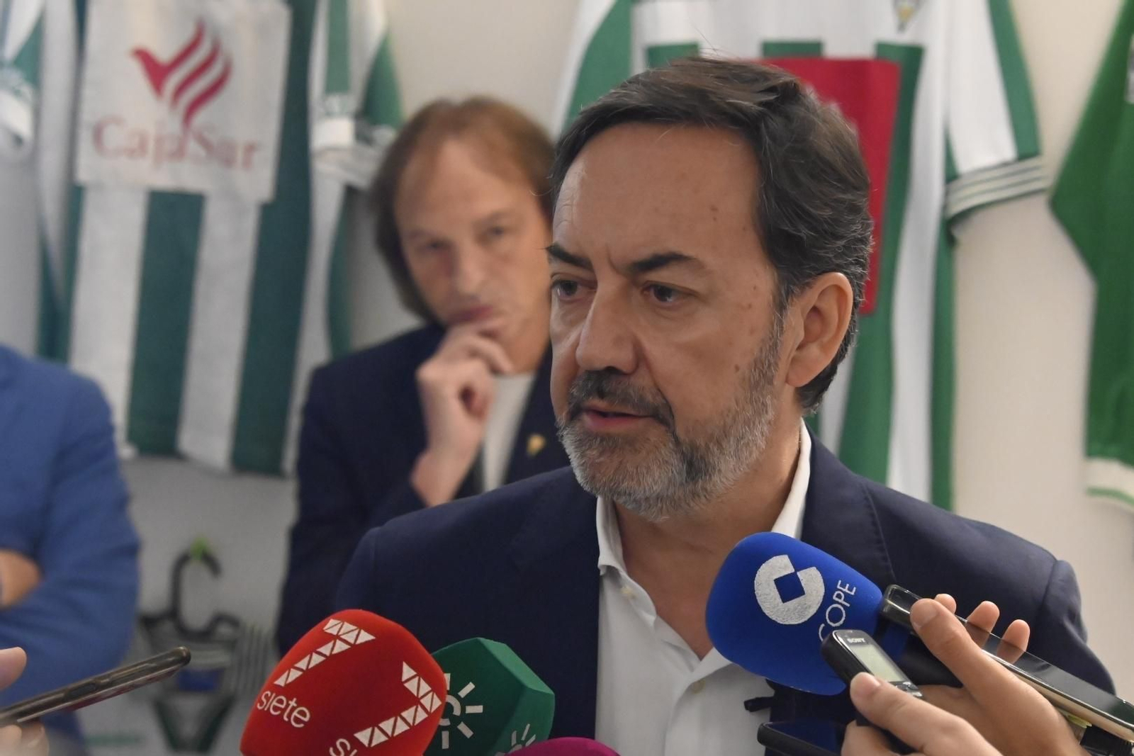 La exposición de camisetas históricas del Córdoba CF, en imágenes