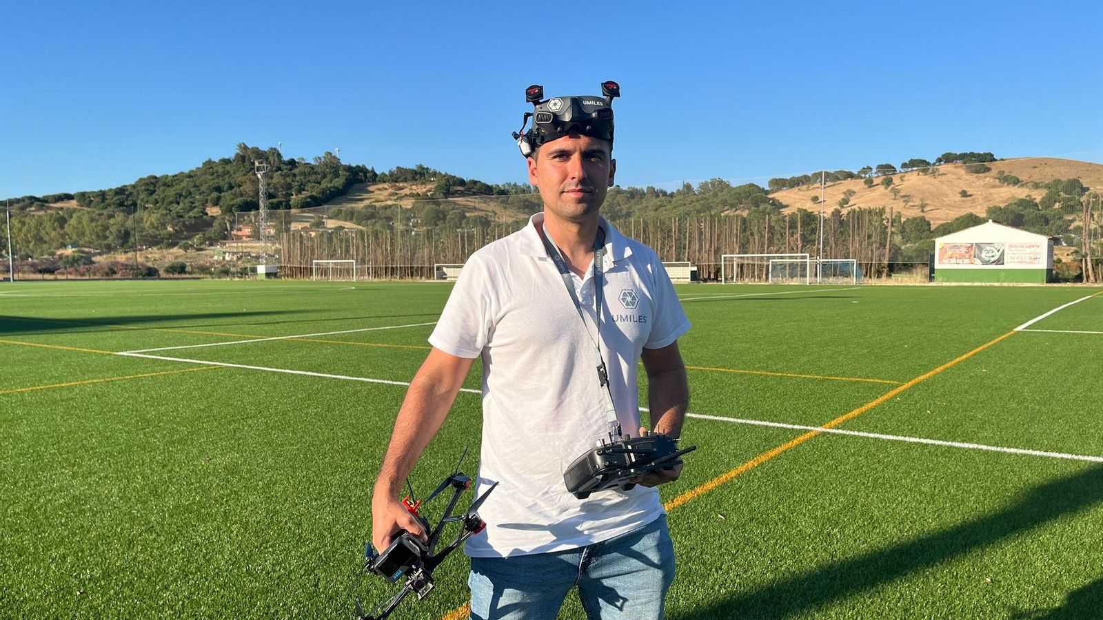 Iván Merino en el campo de fútbol donde entrena, en Jimena