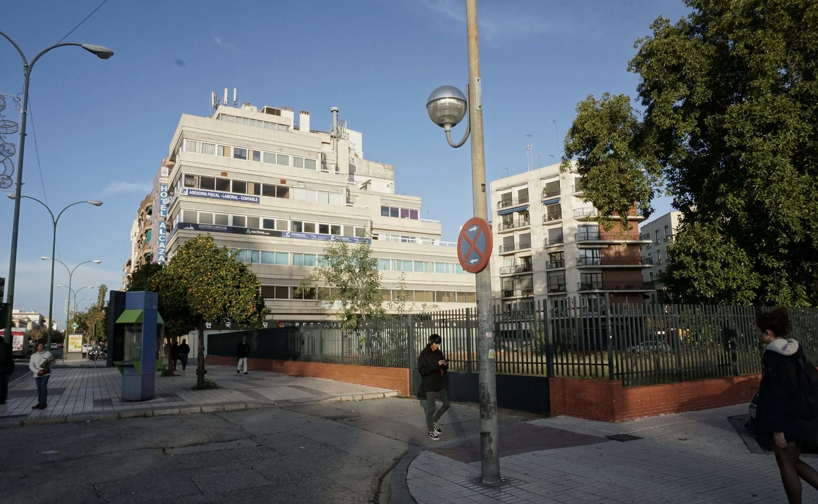 Varias personas caminan junto al solar del antiguo Equipo Quirúrgico.