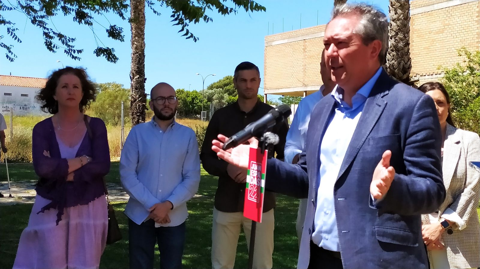 Juan Espadas ante el inacabado centro de salud de Camposoto.