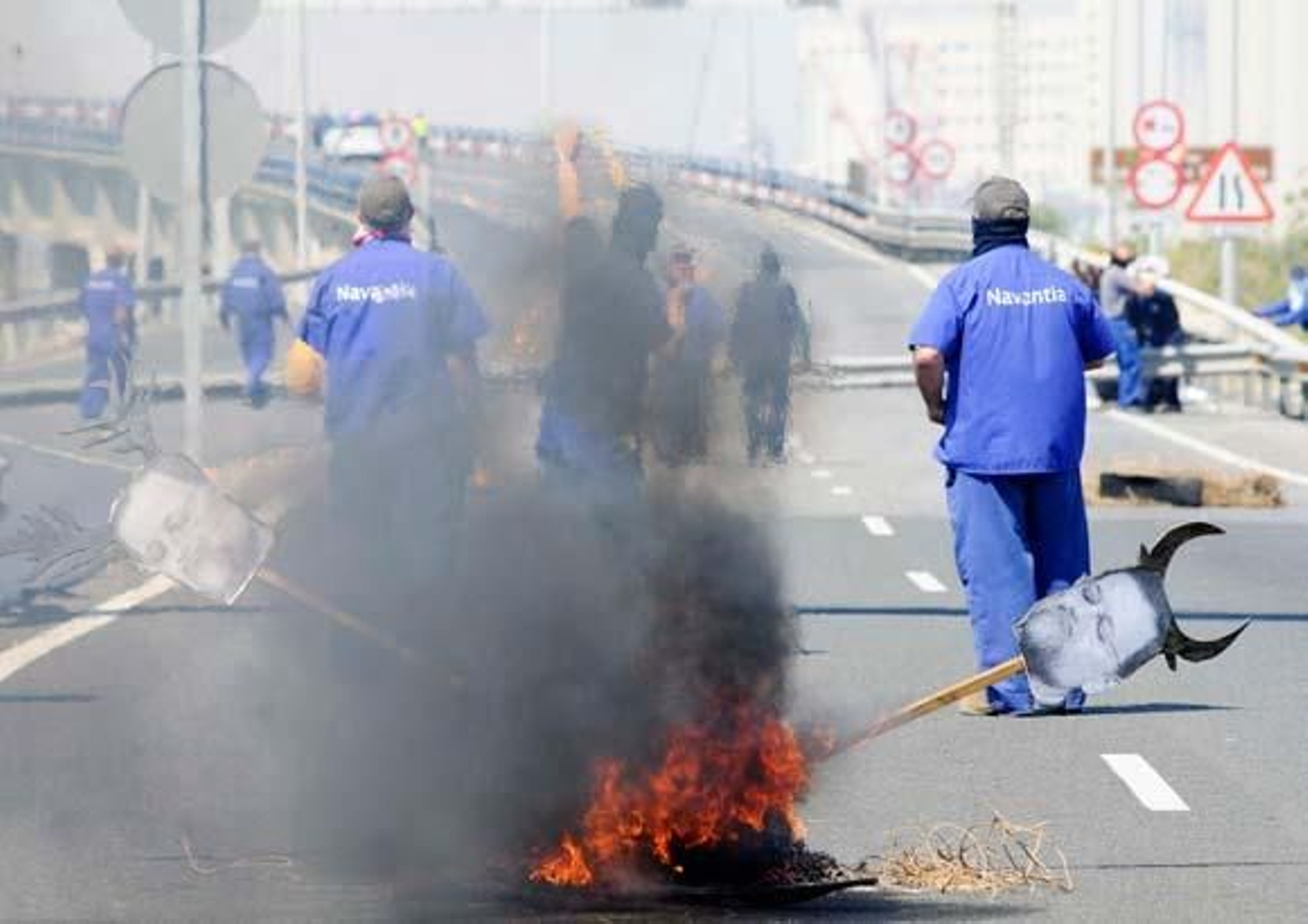 Más de seis horas de caos en la Bahía por otra protesta en Navantia