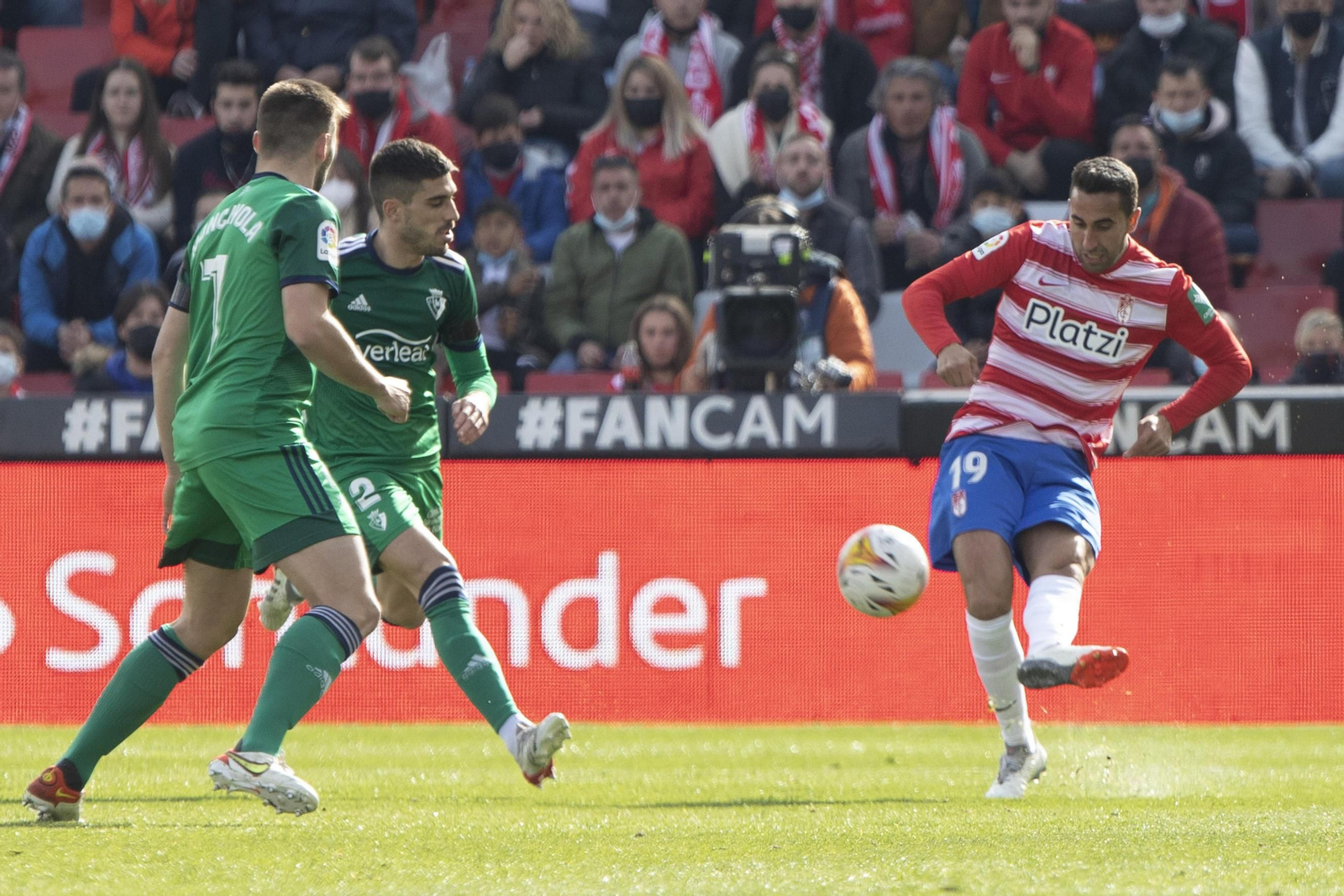 Montoro golpea el cuero ante la presencia de Moncayola y Nacho Vidal.