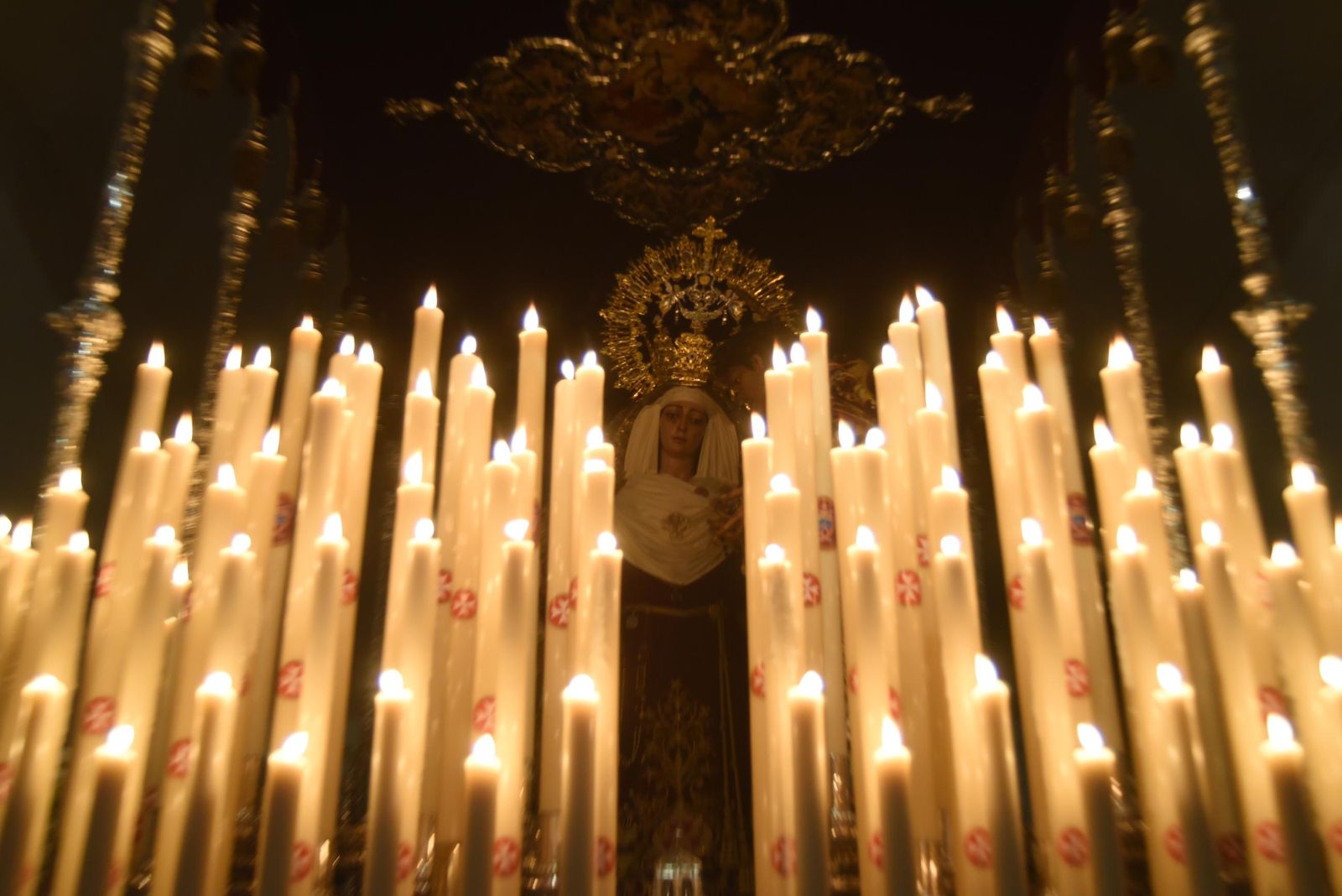 Recogimiento y lágrimas tras la suspensión de la procesión del Císter en este Martes Santo de Córdoba