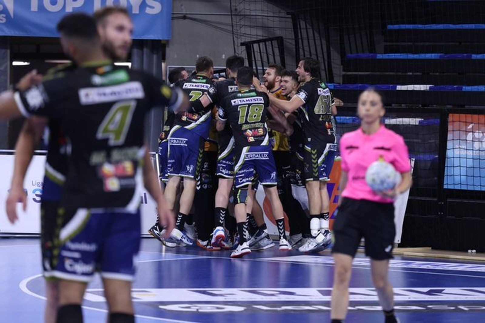 Los jugadores del Ximénez celebran el punto en Granollers.
