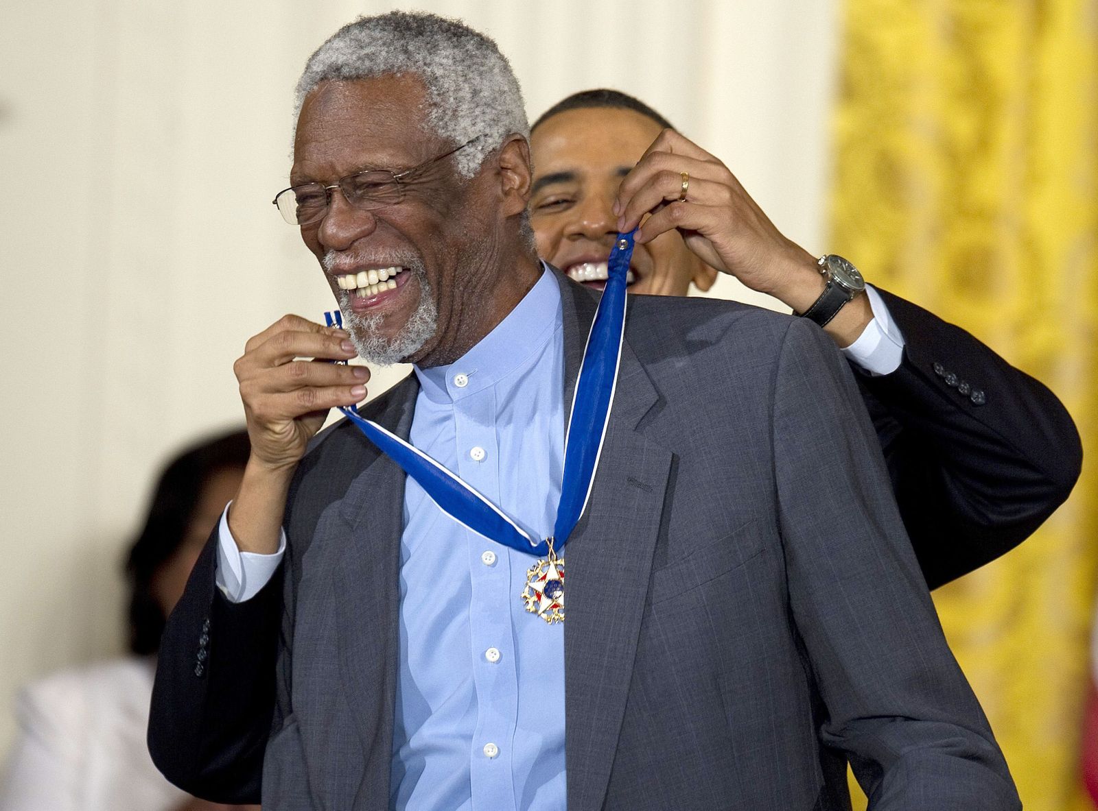Barack Obama impone una medalla a Bill Russell en 2011