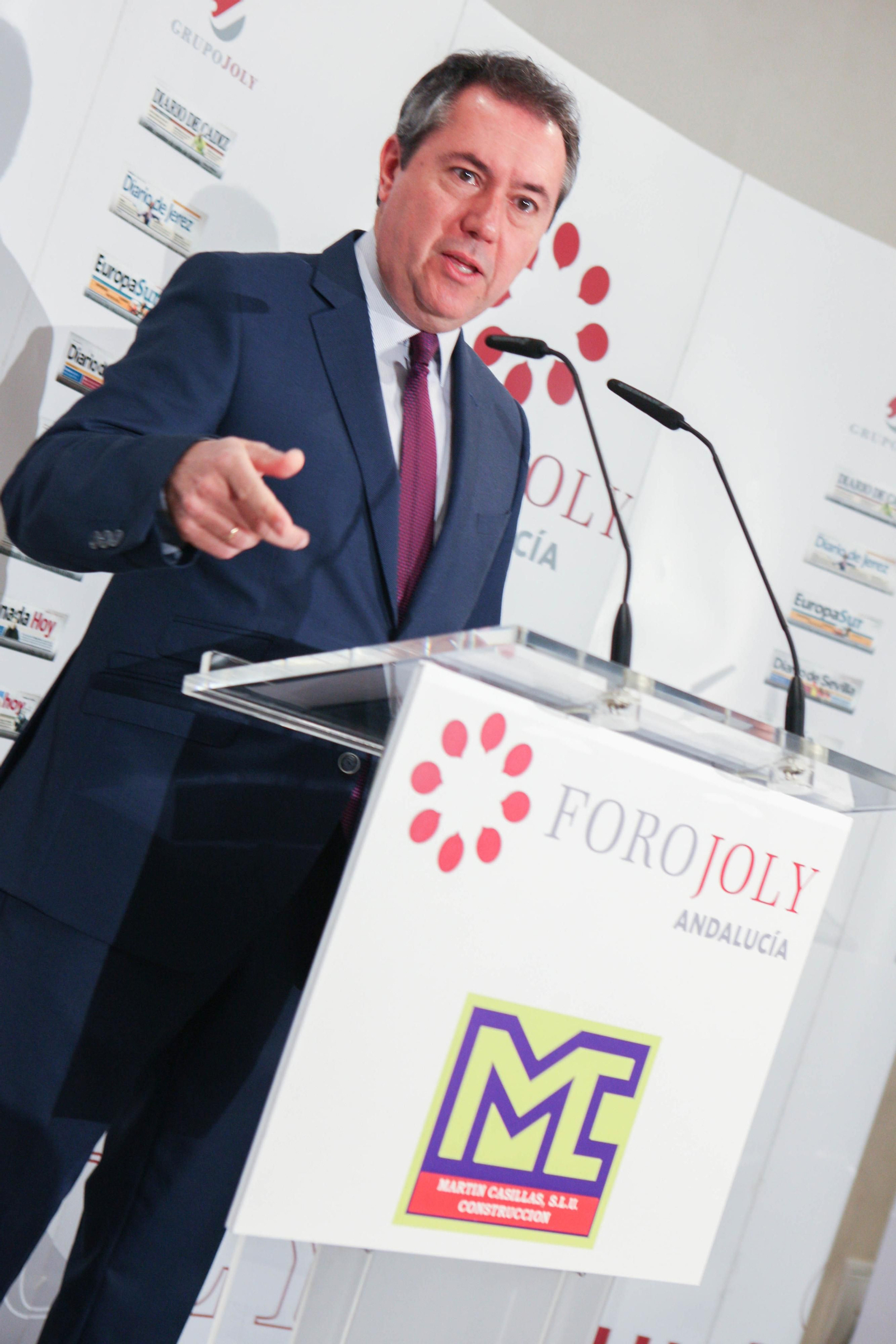 Juan Espadas, durante la presentación del conferenciante.