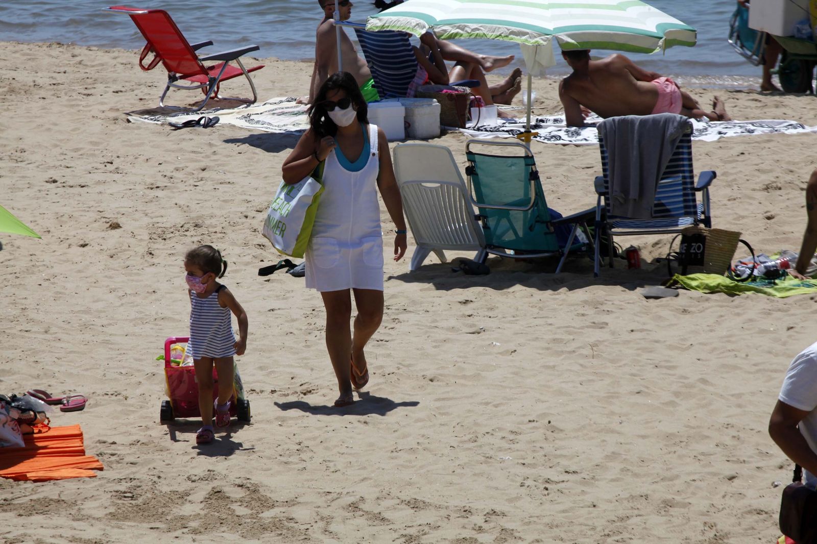 Imágenes de los bañitas en La Antilla y Nuevo Portil con mascarillas