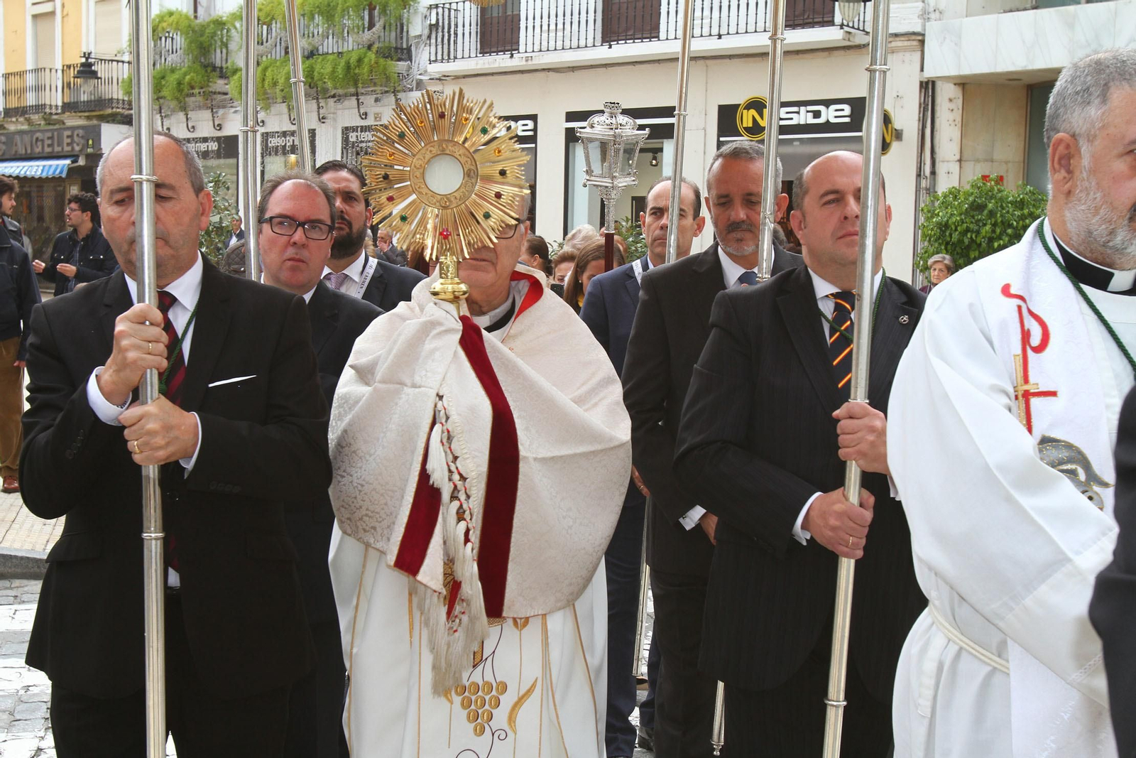 Procesión Solemne  de la Hermandad de La Vera Cruz, con el Santísimo Sacramento.
