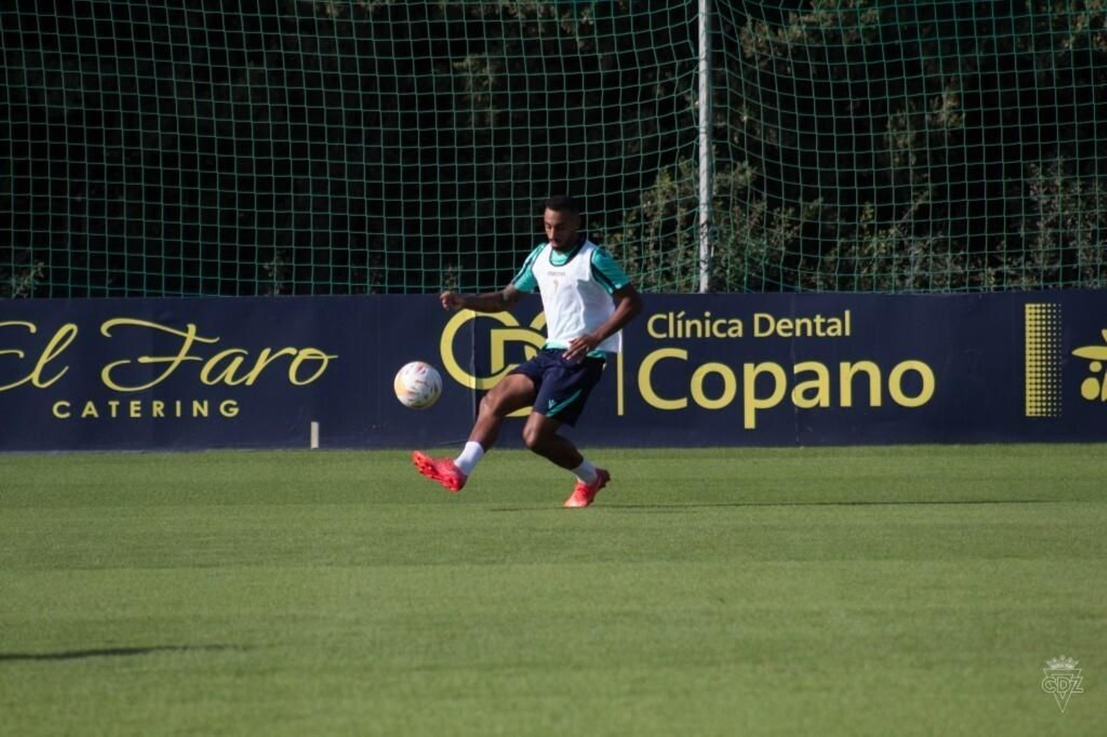 Akapo golpea el balón.