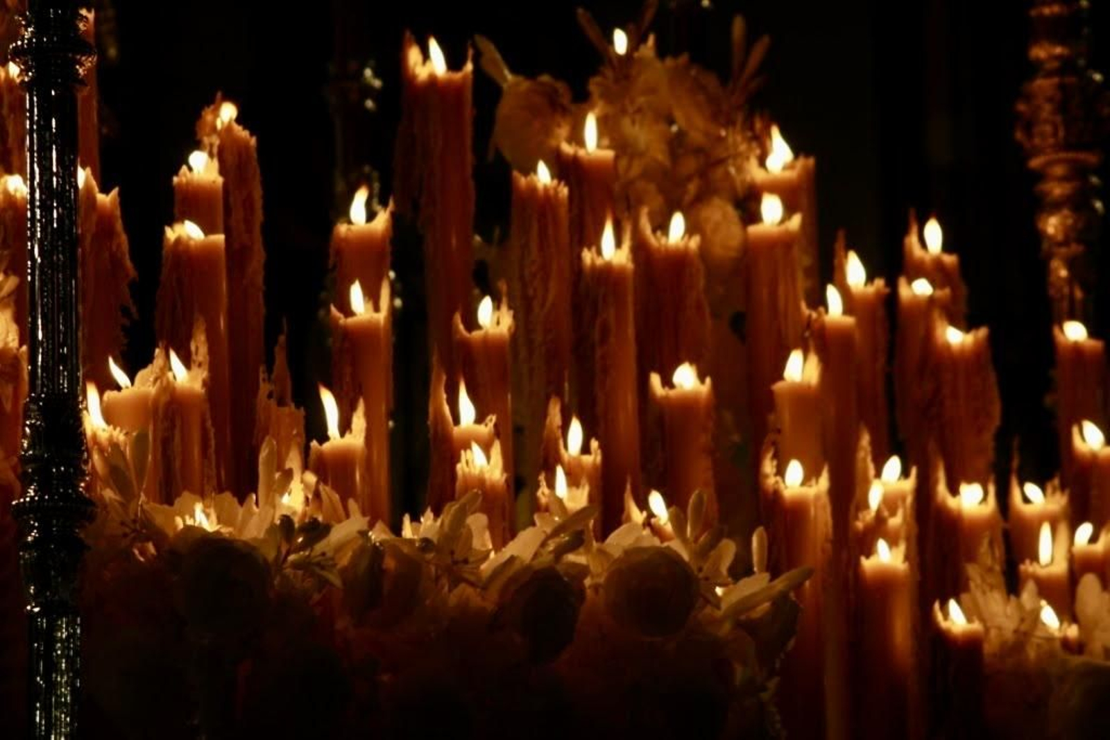 Una candelería encendida