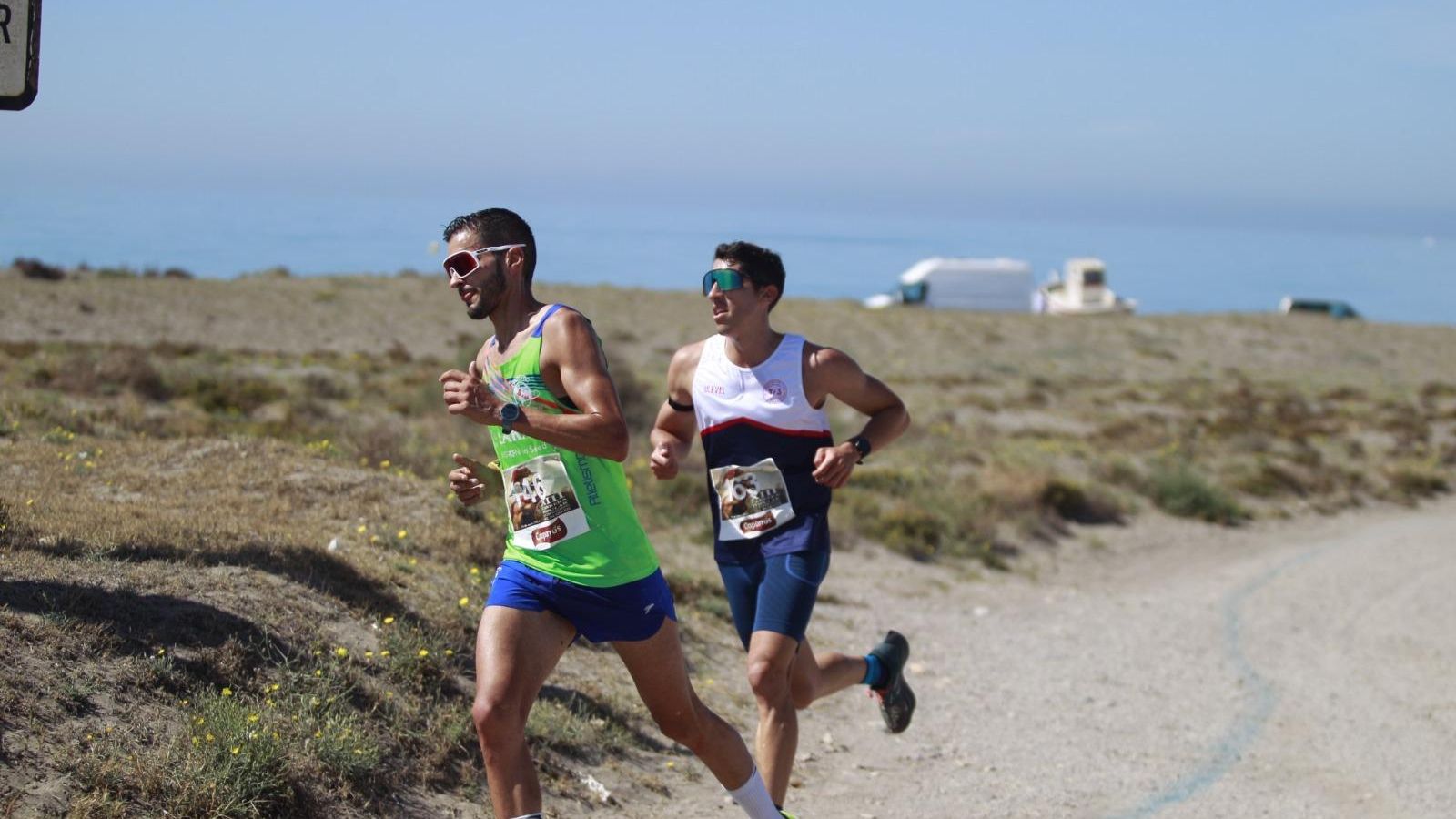 Dos corredores durante el transcurso de la prueba en El Alquián.