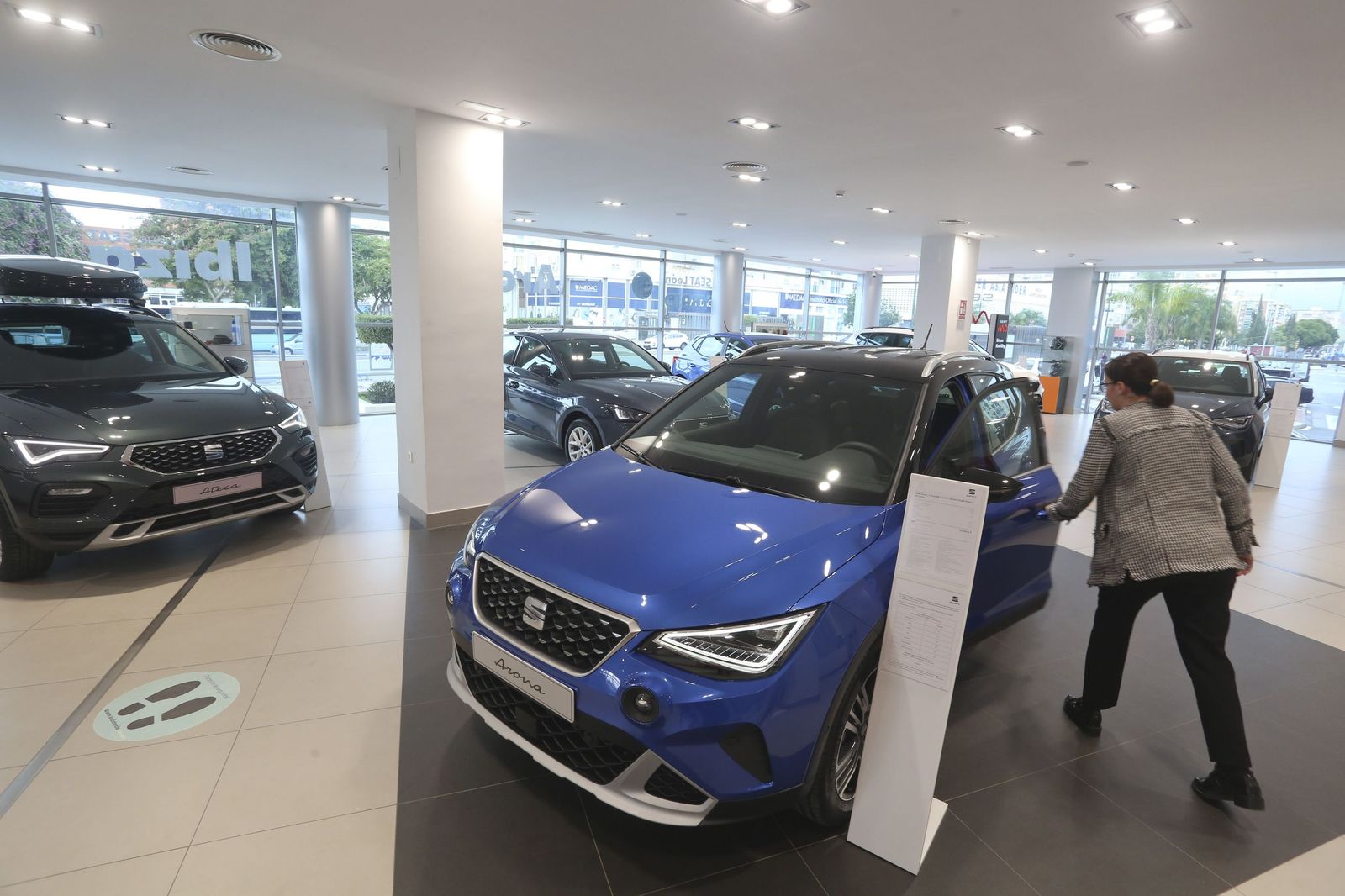 Interior de un concesionario de coches.