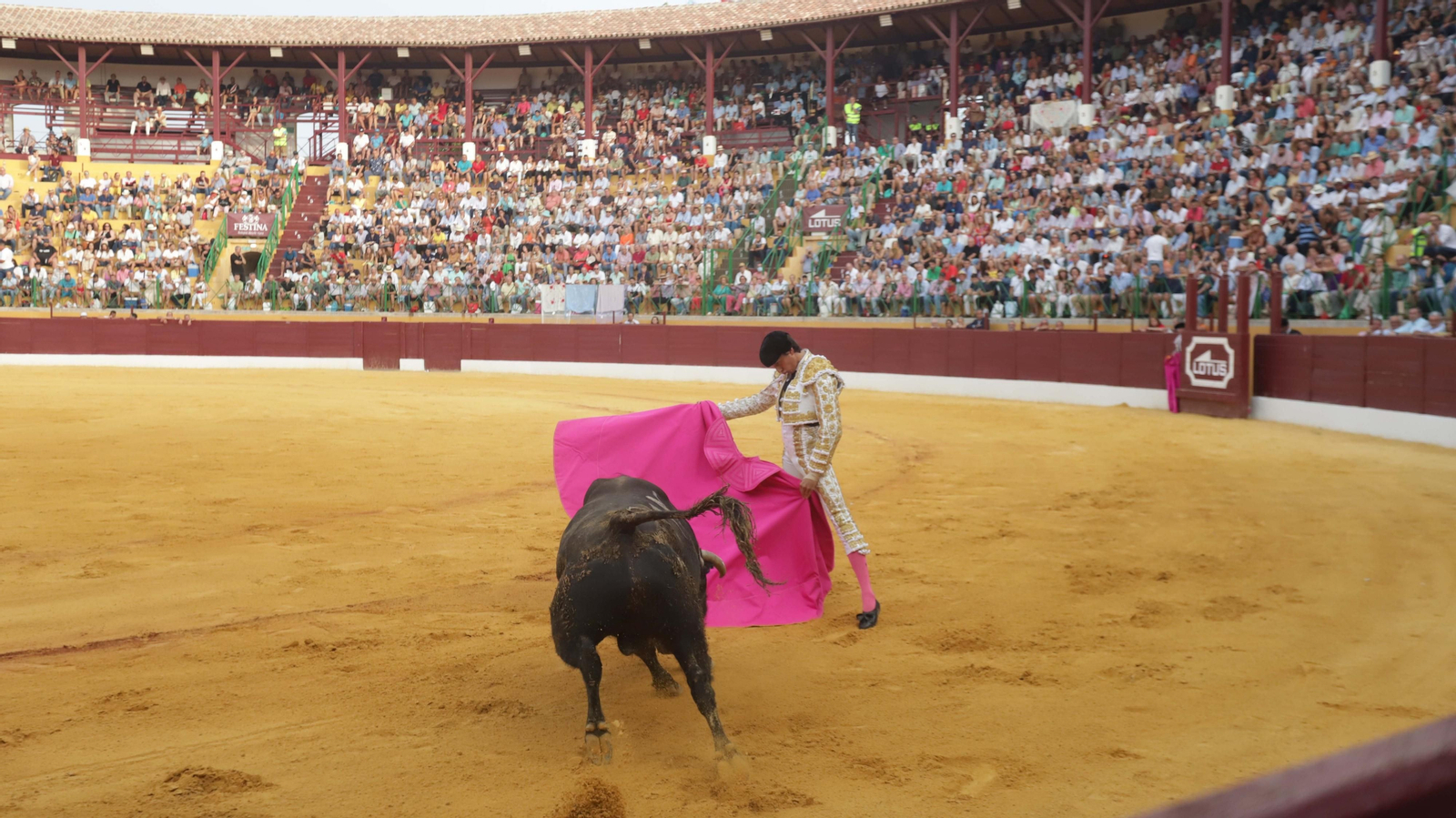 Fotos de la corrida del jueves de la Feria de La Línea: Diego Ventura, José María Manzanares y Roca Rey