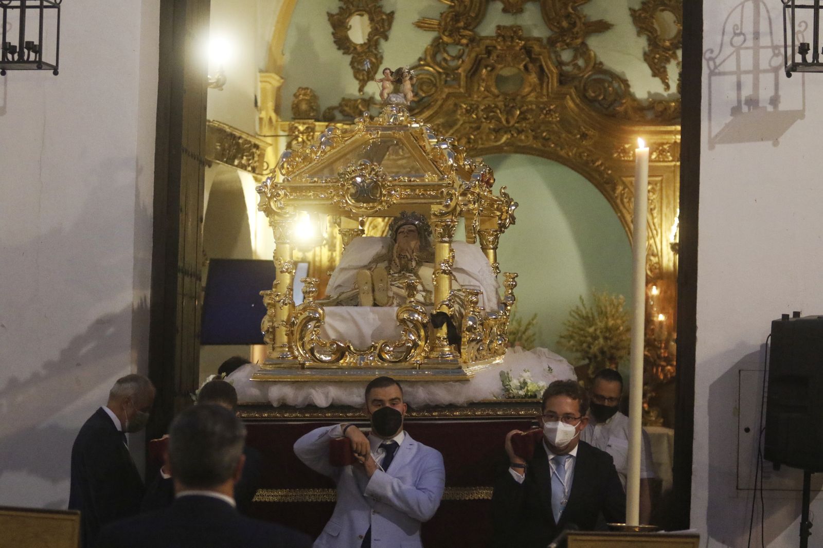 La hermandad de la Virgen del Tránsito de Córdoba celebra su festividad, en imágenes