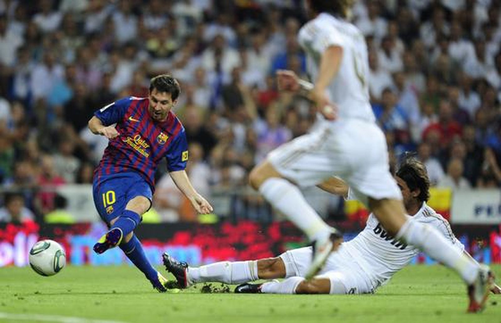 El Real Madrid y el Barcelona empatan 2-2 en la ida de la Supercopa. / AFP