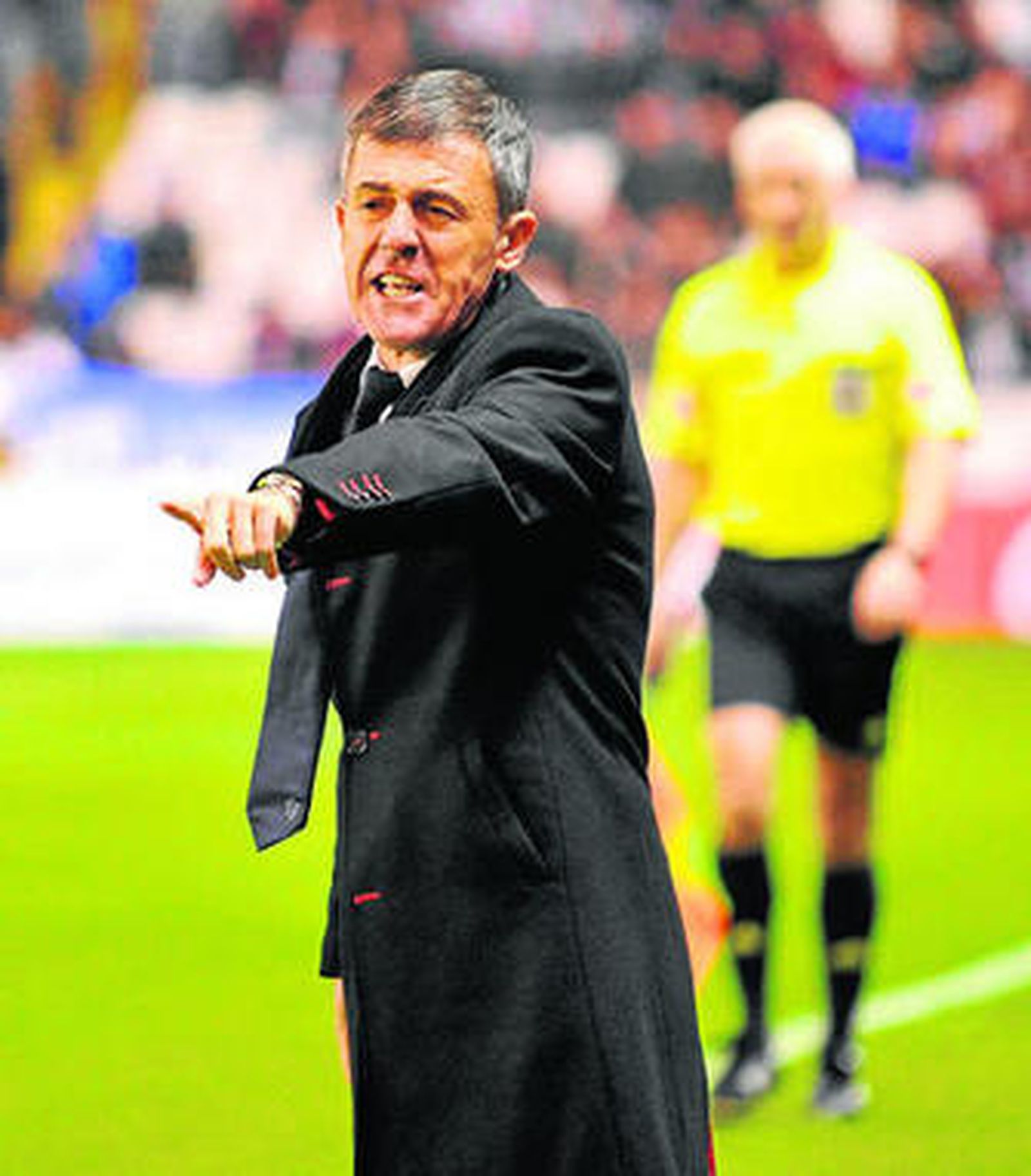 Lucas Alcaraz, con gesto severo, hace indicaciones en la banda de Riazor.